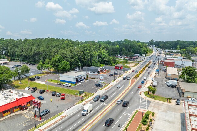 Powder Springs Street is a major thoroughfare in Dixie, connecting residents with a dining and shopping hub.