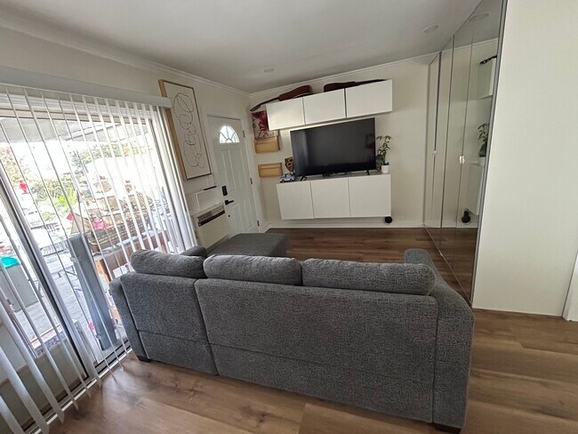 1316 N Hollywood Way unit B, Burbank, CA 91505 - photo 4