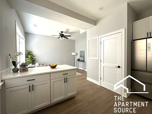 3837 N Wilton Ave unit 2, Chicago, IL 60613 - photo 4