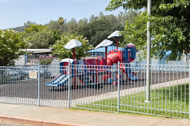 Grand Oaks Elementary School serves students in grades K-5.