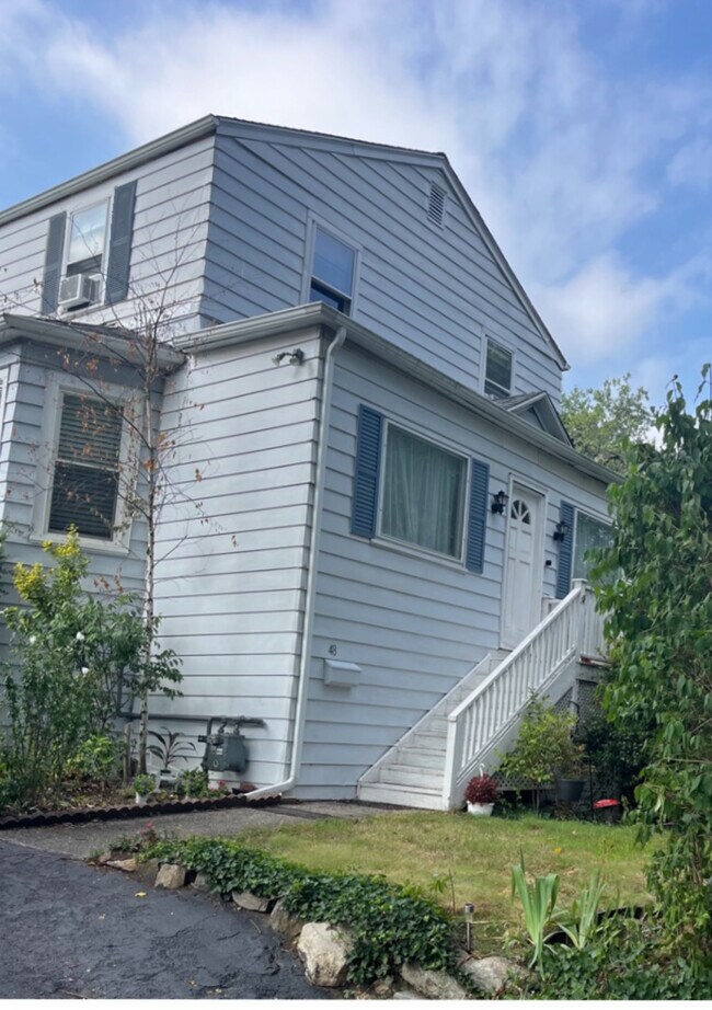 48 Dawn St, Fairfield, CT 06824