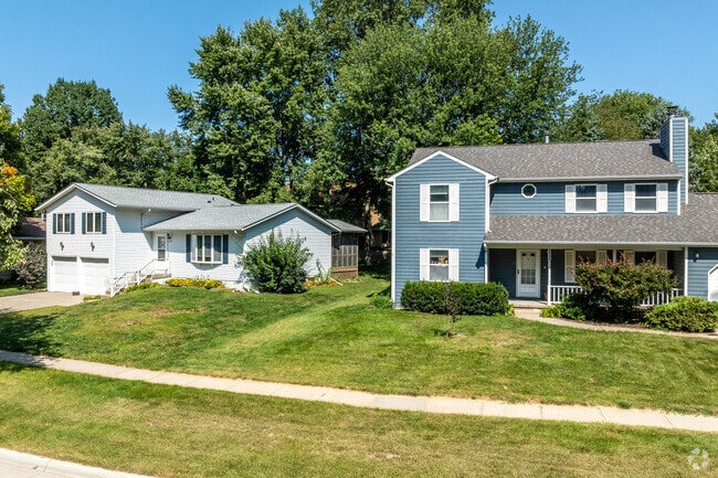 Ty N Cae is made up of a mixture of single-family homes, duplexes, and condominiums.