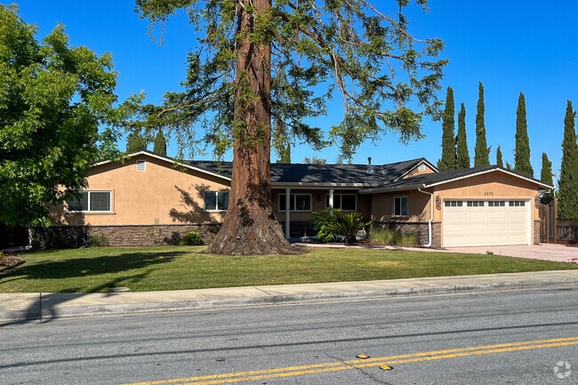 Large ranch homes in Kooser offer a comfortable living space.