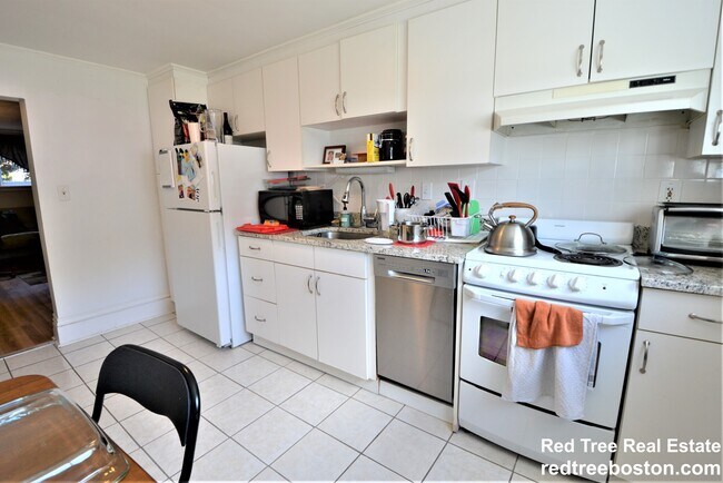 58 Bryon Rd unit 1, Chestnut Hill, MA 02467 - photo 3