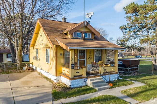 Craftsman bungalows in every style and color are common throughout Northriver.