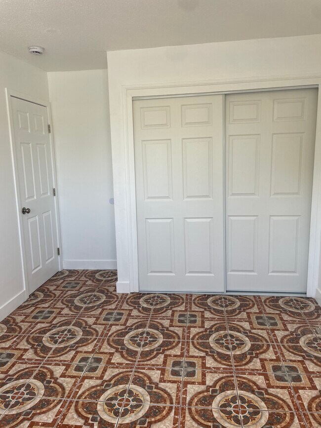 711 W 81st St, Los Angeles, CA 90044 - photo 5