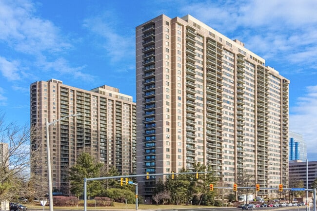 Skyline Square Condominiums in Bailey’s Crossroads have numerous amenities for residents.