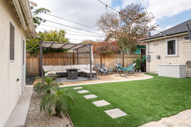 1138 1/2 W 52nd St, Los Angeles, CA 90037 - photo 5