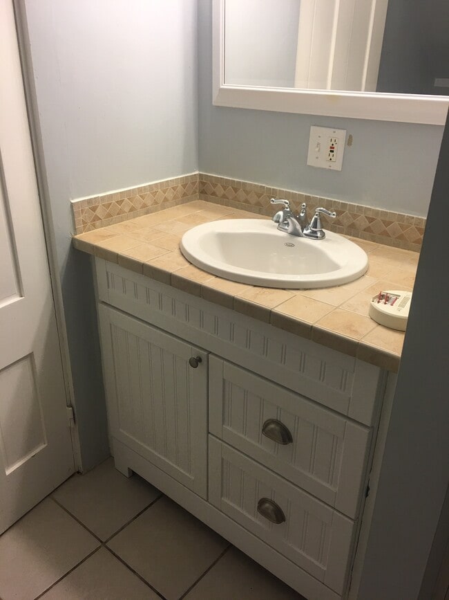 11 Monroe Ave unit 2, Bristol, RI 02809 - photo 4