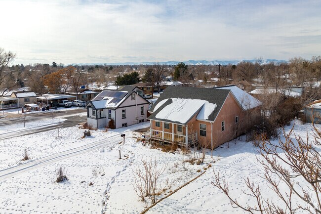 Larger two-story homes in Mar Lee feature large front and back yards.