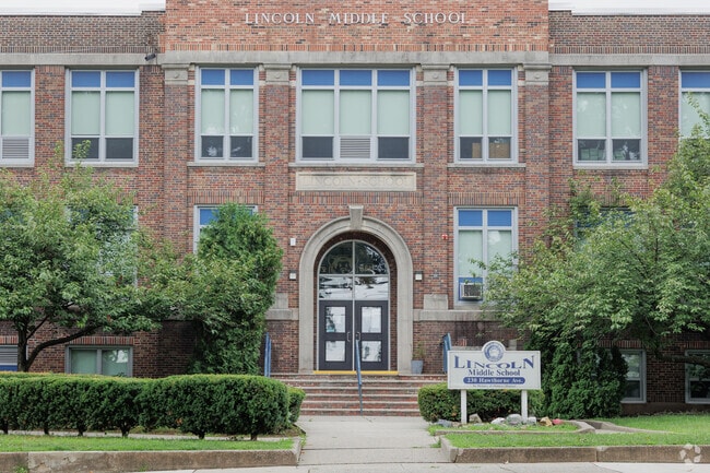 Lincoln Middle School has 517 students.