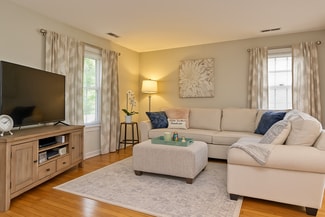 40 Avon St Unit 2, Wakefield, MA 01880