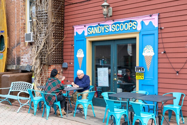 Kingwood residents have access to diverse eateries, from cozy cafés to fine dining in nearby communities.