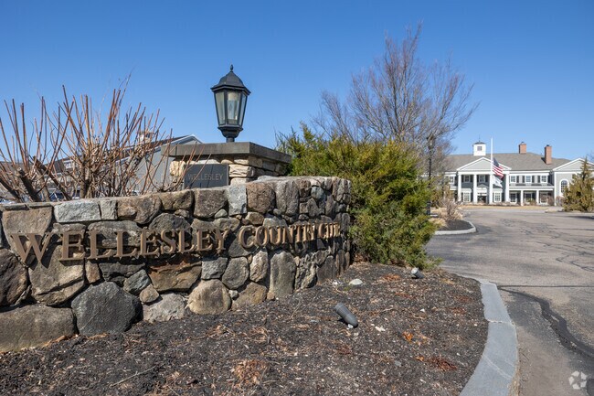 The Wellesley Country Club in Wellesley Hills is a fantastic place for golf enthusiasts.