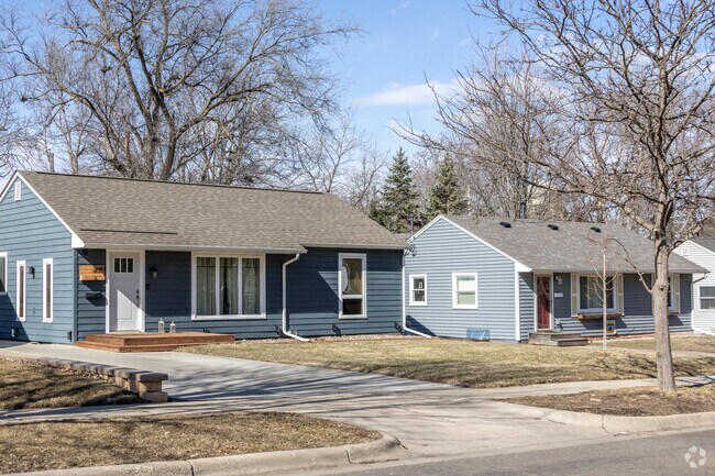 Ranch homes also line some streets of Bronx Park.