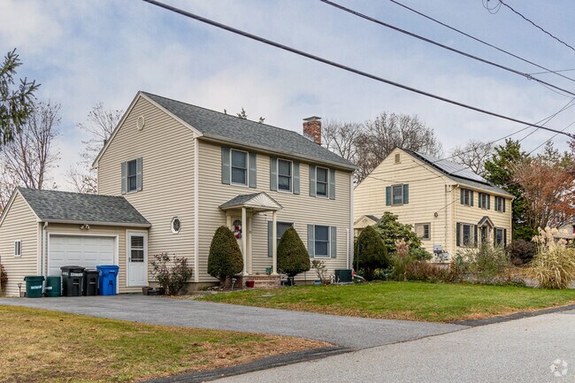 Row of colonial homes with garages in Cedarwood.