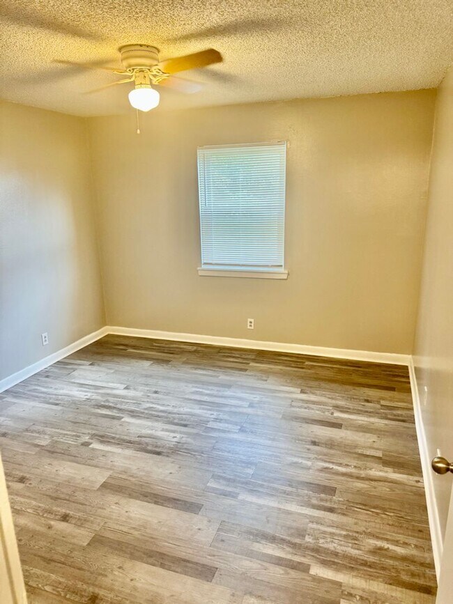 Apartment Living in Quiet Area within Manchester City Limits, Manchester, TN 37355 - photo 6