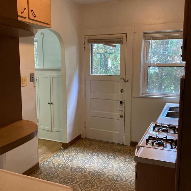 5846 Douglas St, Pittsburgh, PA 15217 - photo 6