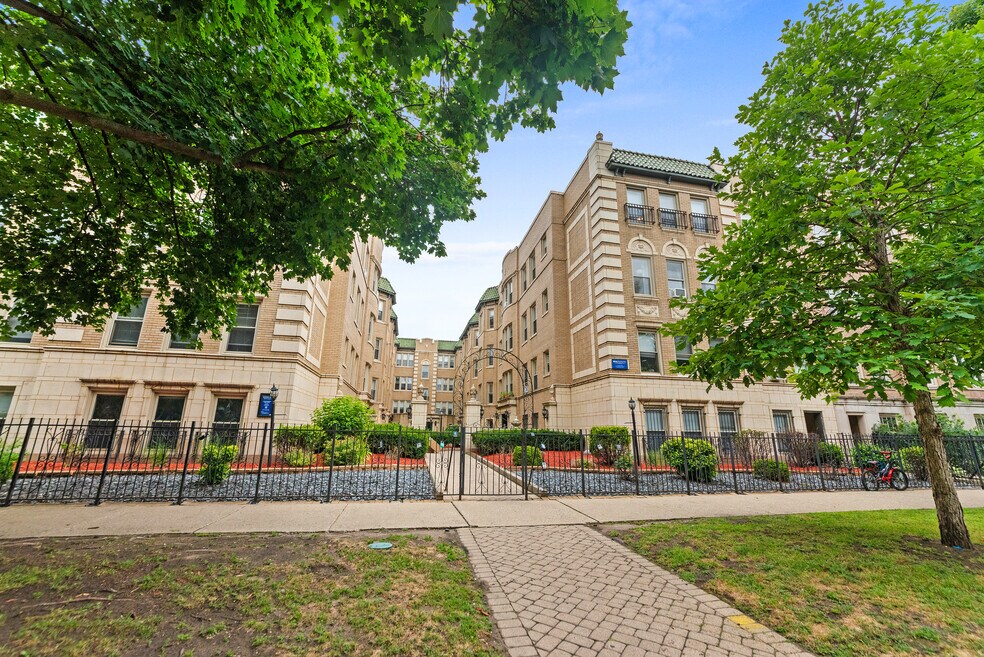 4225 N Paulina St unit 4227-W3, Chicago, IL 60613 - photo 1