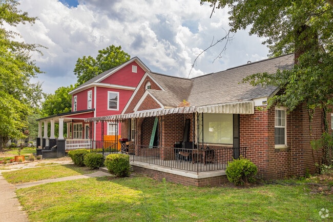 Discover single level and multi-level homes in Colonial Heights in Columbia.