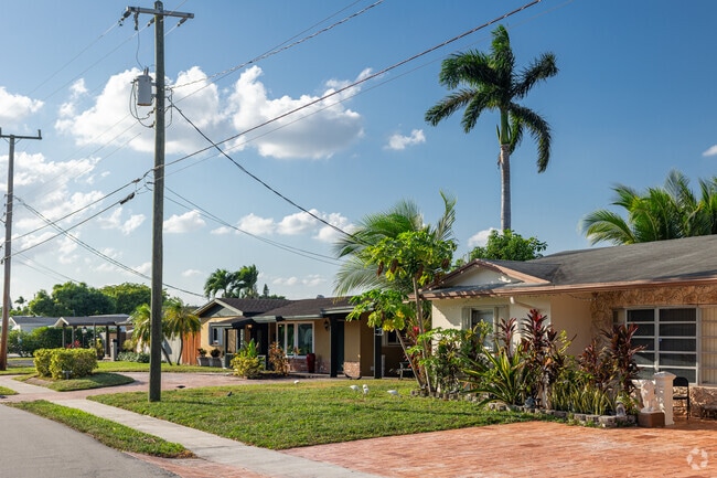 Oakland Park has many modest bungalow style homes with nicely appointed gardens.