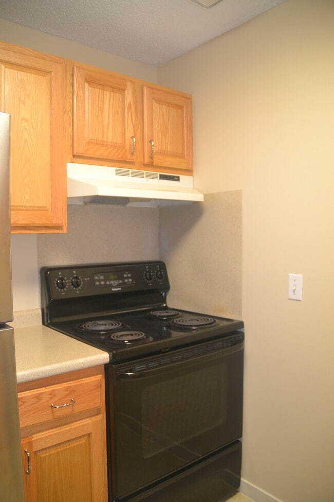 12 Saint James Place unit 813, Nashua, NH 03062 - photo 7