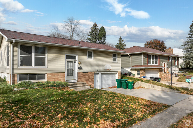 Split level homes is the most common style found in the John Adams neighborhood.