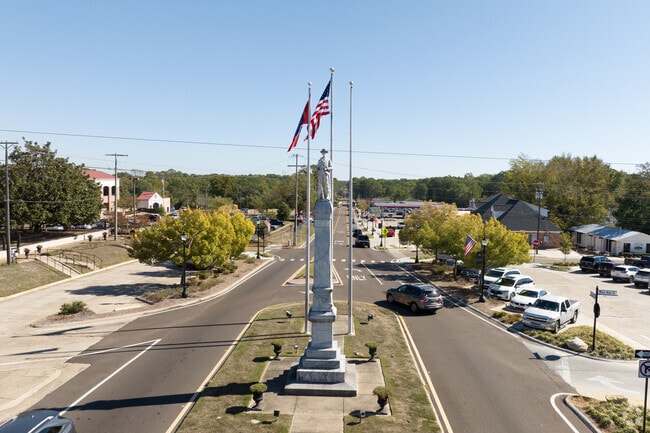 Downtown Brandon, Mississippi features rich historic war memorials.
