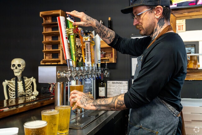 Grab a cold one and a slice of pizza at Amanté Patio in Downtown