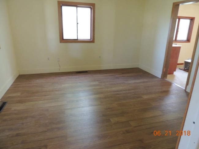 208 4th Ave W, Culbertson, MT 59218 - photo 4