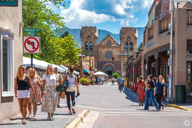 The popular Santa Fe Plaza & St. Francis Cathedral are located less than 30 minutes away.