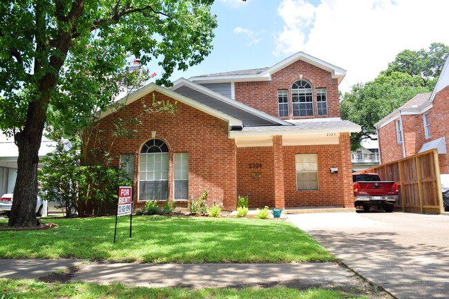 Just one block northwest of Holcombe & Greenbriar, you'll be walking distance to the Texas Medical C