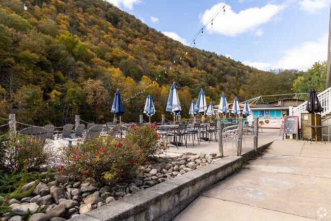 Pier 87 Bar & Grille offers creekside dining along PA‑87 near Plunketts Creek.