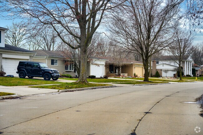 Riverview neighborhoods offer a mix of home styles, from bungalows to luxury golf homes.