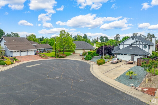 Diamond Oaks Neighborhood provides residents with lot size and construction options when buying.