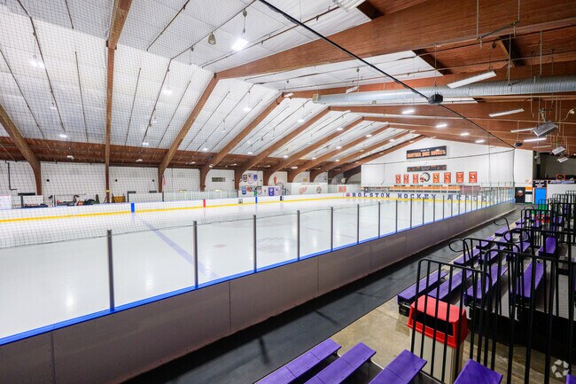 Oak Park has an indoor ice area used by skaters and local ice hockey teams.