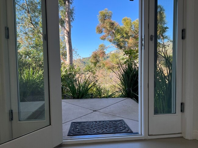 3623 Serra Rd unit Hillside Unit, Malibu, CA 90265 - photo 2