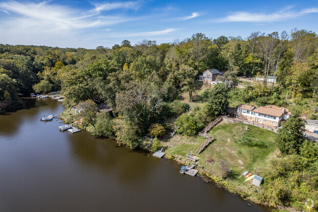 Unveil the charm of lakeside living in the heart of scenic Lake Jackson.