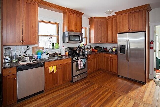32 Hawthorne St unit 2, Somerville, MA 02144 - photo 2