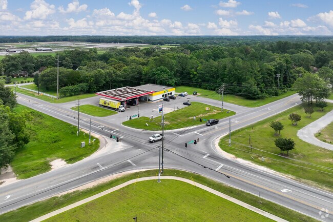Snow Road North and Howell's Ferry Road are the two main roads through Scenic Hill.