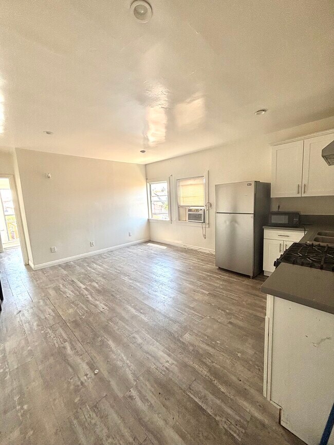 2905 Van Buren Place, Los Angeles, CA 90007 - photo 2