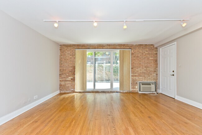 3732 N Pine Grove Ave unit 1A, Chicago, IL 60613 - photo 2