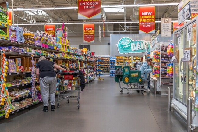 There are fresh groceries & goods served at the local Hy-Vee grocery store in the Oakdale area.