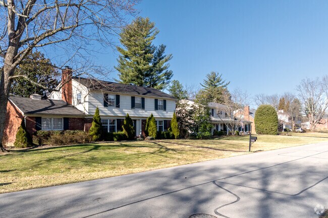 Homes in the Crossgate neighborhood sit on large well manicured lots.