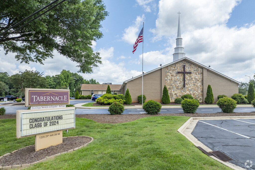 Tabernacle Christian School receives an overall rating of B from niche.com.