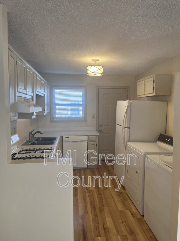 1427 E 38th Place unit D, Tulsa, OK 74105 - photo 4