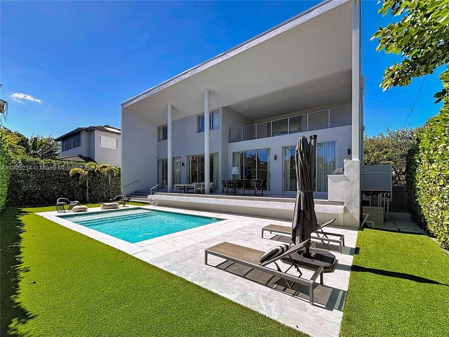 561 Warren Ln, Key Biscayne, FL 33149 - photo 1