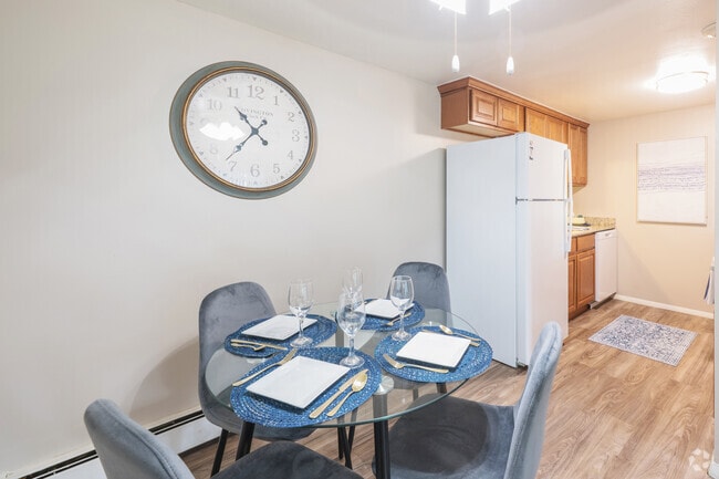 1BR, 1BA - The Laurel - 740SF Dining Room