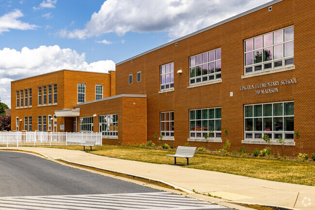 Lincoln Elementary School has lots of extracurricular activities.