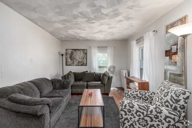 6BR, 1BA - 1,800SF - Living Room